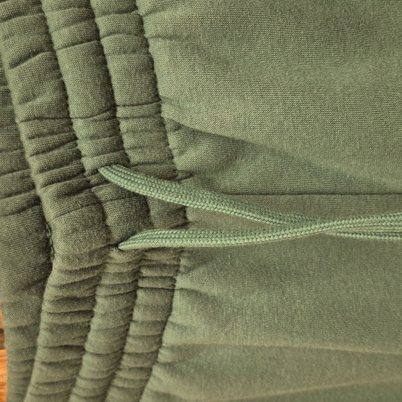 The Grinch Sweatpants (S) NWOT - Picture 6 of 9